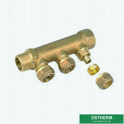 Due modi - sei collettori d'ottone dei separatori di acqua di modi per il tubo di Pex con i montaggi di compressione per il fornitura dell'acqua calda